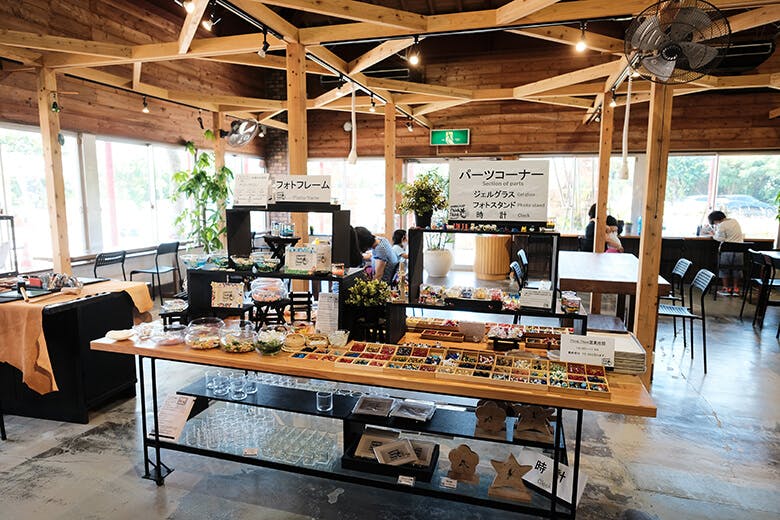 琉球ガラス村｜ガラス素材を使ったフォトフレーム作りの体験コーナー