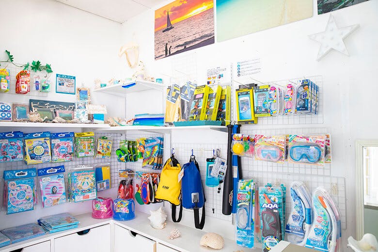 オクマビーチ|ビーチインフォメーションデスク並びにあるマリンショップ