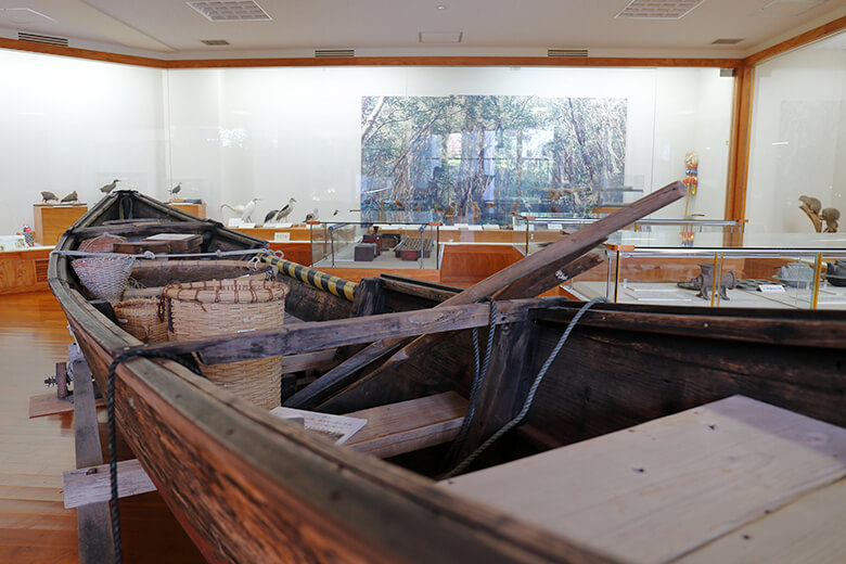道の駅ゆいゆい国頭｜展示室の展示「サバニ（漁船）」