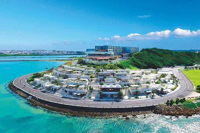 瀬長島ウミカジテラス|施設全景のドローンカット