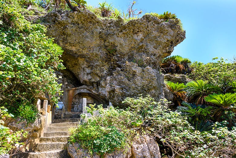 アマミチューの墓とシルミチュー霊場|比嘉漁港の近くにある小島「アマンジ」