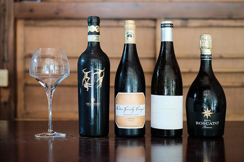 古民家の宿・お食事処ちゃんや～｜厳選された赤・白・スパークリングの各ワインラインナップ