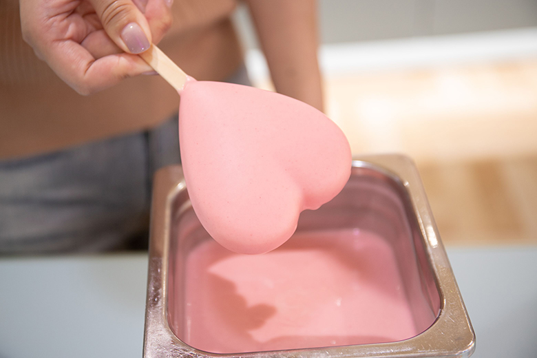 アイスバー作り体験|チョコが固まって、マットな色合いになったアイスバー