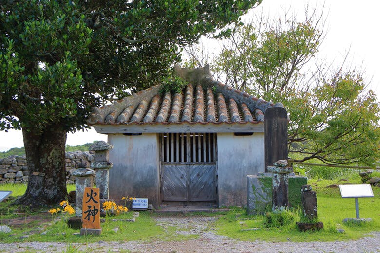 今帰仁城跡(なきじんじょうあと)|火神の祠