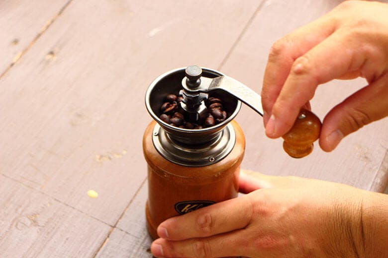 又吉コーヒー園|出来上がったコーヒー豆を、ゆっくりと丁寧にミルで挽く