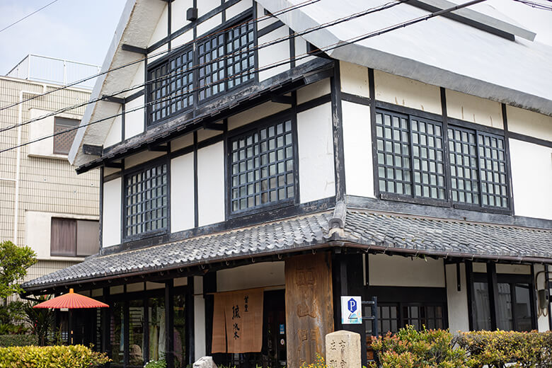 首里琉染|飛騨高山から移築した3階建ての古民家を利用した施設