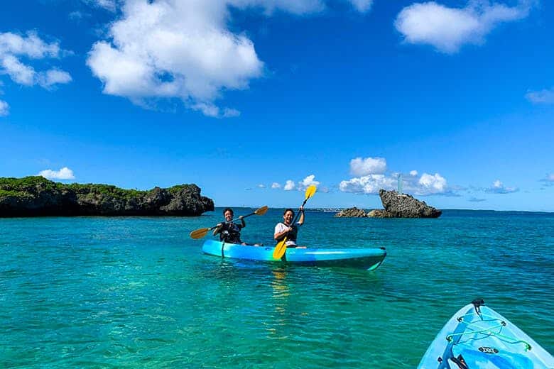 保良泉(ぼらがー)ビーチ|カヤックを楽しむ人々