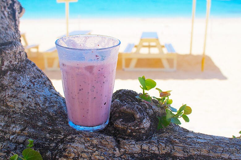 食堂かりか|パステルカラーの薄紫色が可愛い、ブルーベリーのラッシー