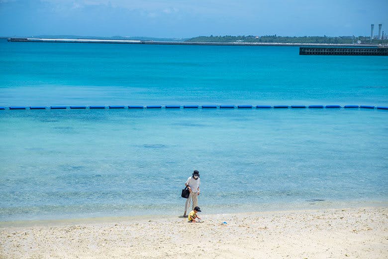 パイナガマビーチ|砂浜で遊ぶ親子