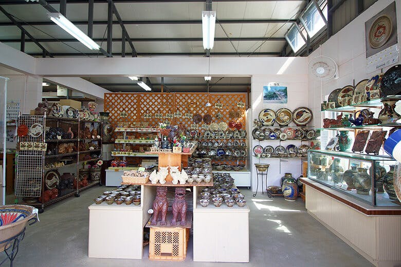 やちむんの里｜陶芸工房ふじ店舗内観