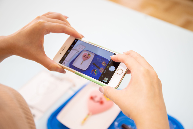 スマホで完成したアイスバーの写真を撮る体験者