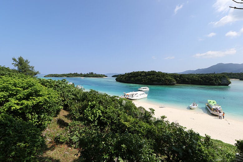 川平湾(かびらわん)|青のグラデーションが美しい湾の景観