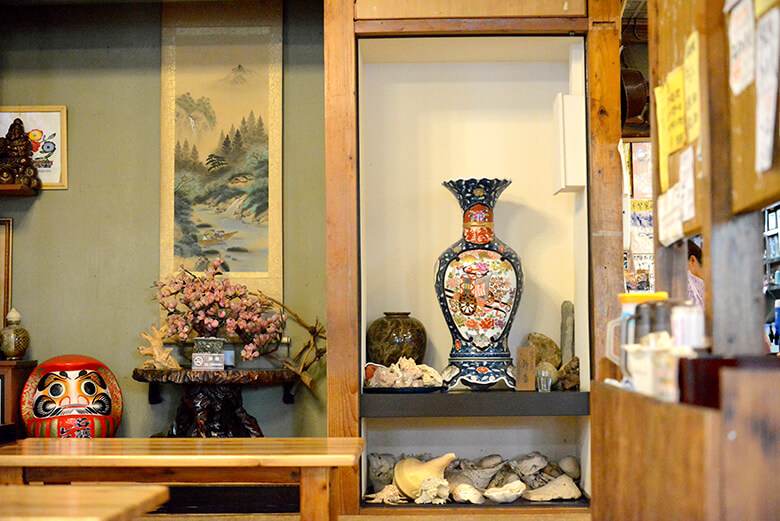 名護曲レストラン｜レトロで雰囲気のある調度品