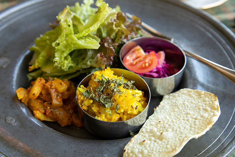 クルミ舎|プレートに盛り付けられた様々な料理