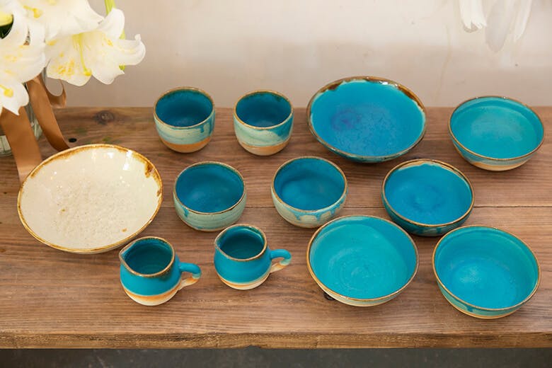 Atelier43(アトリエヨンサン)|沖縄の海をイメージして作られた、青い器