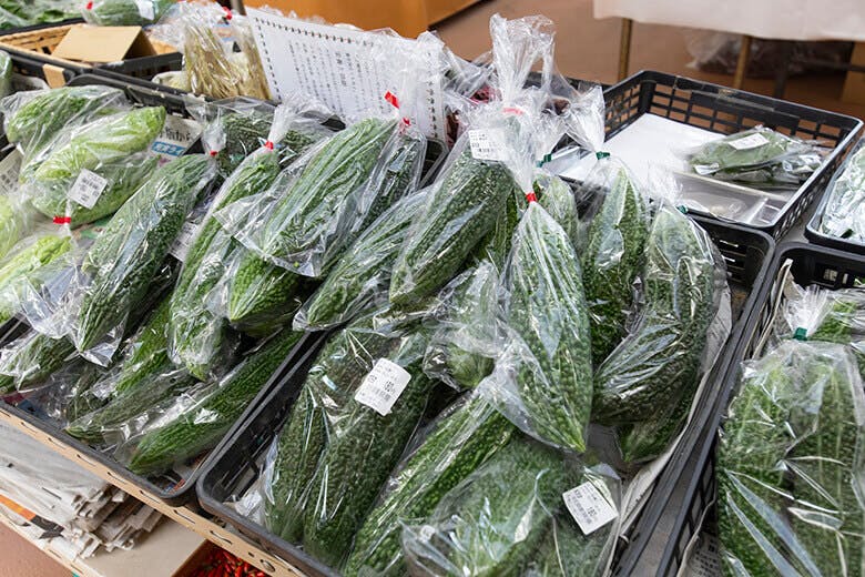 今帰仁の駅そ～れ｜販売されている、3本入りの大きなゴーヤー