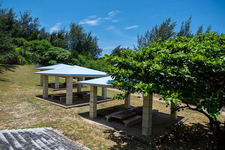 パイナガマビーチ|ビーチそばにある東屋