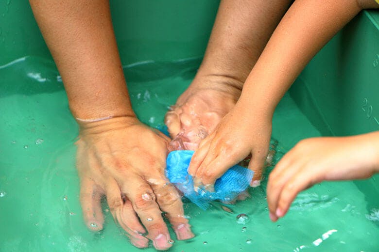又吉コーヒー園|実から取り出した種をネットに入れて、軽くこすりながら水で洗い流す様子