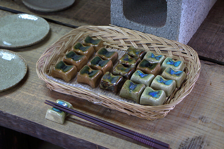 やちむんの里｜大嶺實清さんの工房の箸置き
