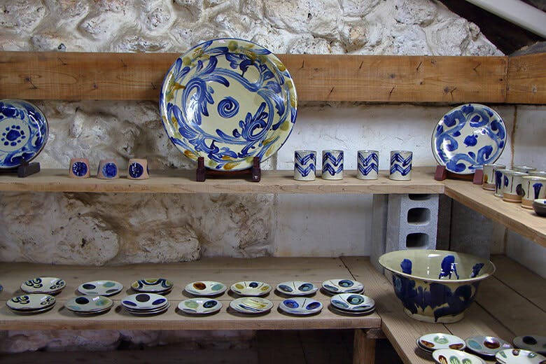 やちむんの里｜山田真萬さんの作品棚