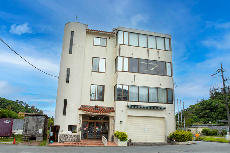 ヘリオス酒造|本社外観