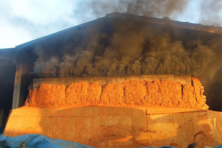 やちむんの里｜煙突から湧き上がる、モクモクと大きな煙