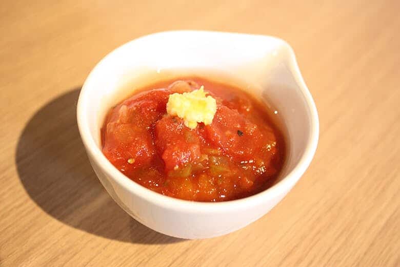 豊見城（とみしろ）タコライス｜白い器に赤い色味が映えるサルサソース