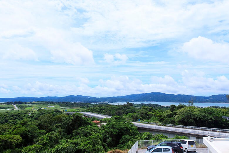 橋の駅リカリカワルミ｜屋我地島へと伸びるワルミ大橋