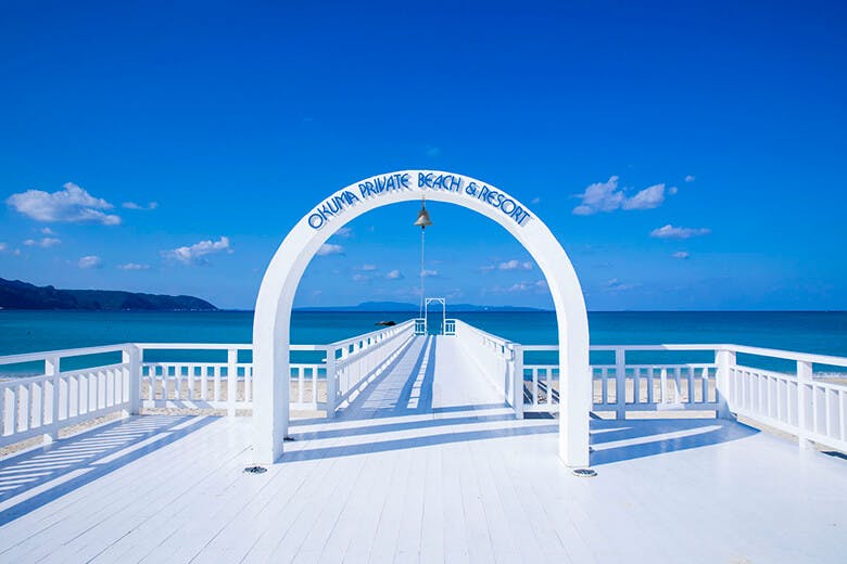 オクマビーチ|白い桟橋と「幸せの鐘」