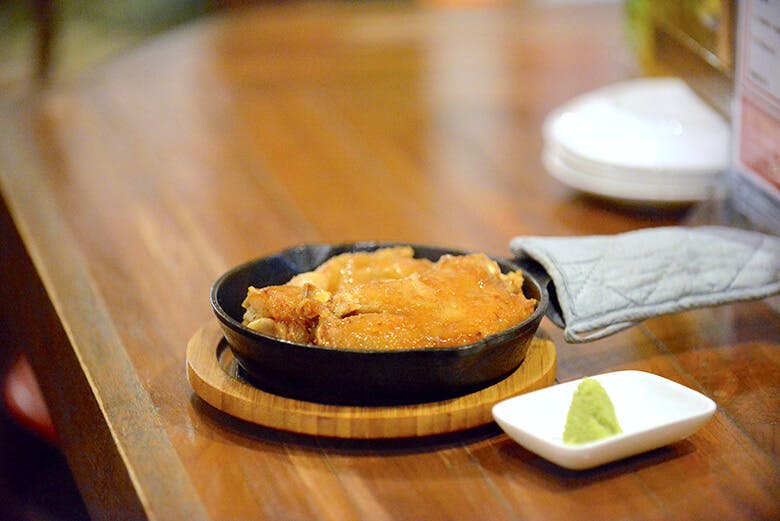 国際通り屋台村｜焼きテビチ