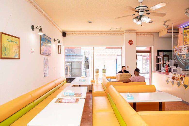 GATE1|黄色いベンチシートと体格のいい米軍兵らしき男性客2名