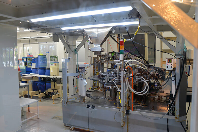 雪塩ミュージアム｜部屋がガラス張りになった製塩所の様子