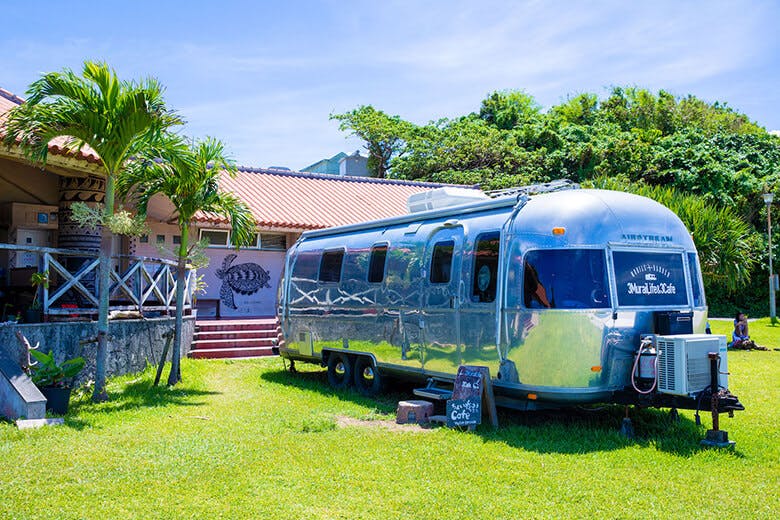 渡具知ビーチ｜ビーチ内にある移動式ヘアサロン（床屋）