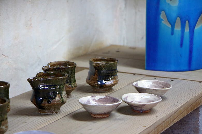 やちむんの里｜台の上に置かれた陶器