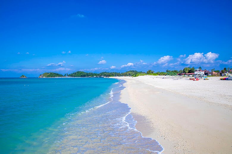 オクマビーチ|美しい波打ち際