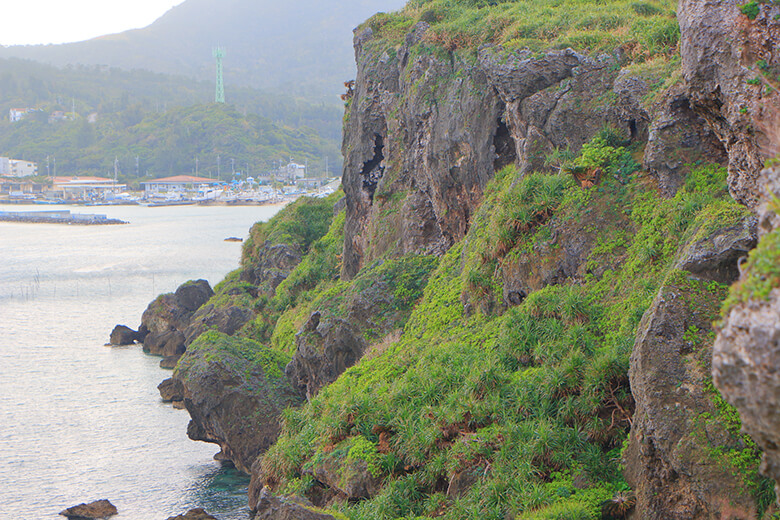 「万座毛」の岩場