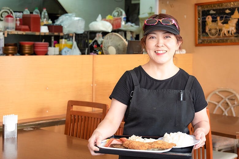 軽食の店?ルビー|ホールを切り盛りする知念マリアさん