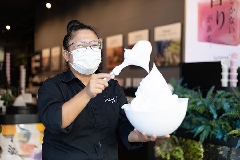 SuiSavon-首里石鹸-|商品コンセプトを示すビジュアルボードと商品群