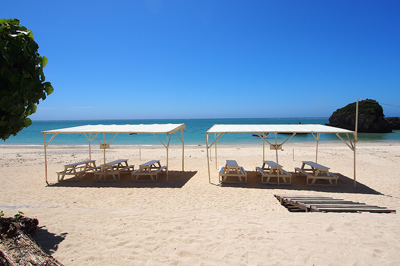 食堂かりか|ビーチに建てられた真っ白な飲食スペース