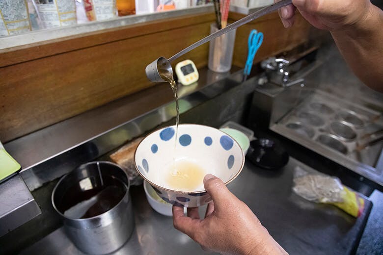 3丁目の島そば屋|どんぶりに注がれる自家製の塩だれ