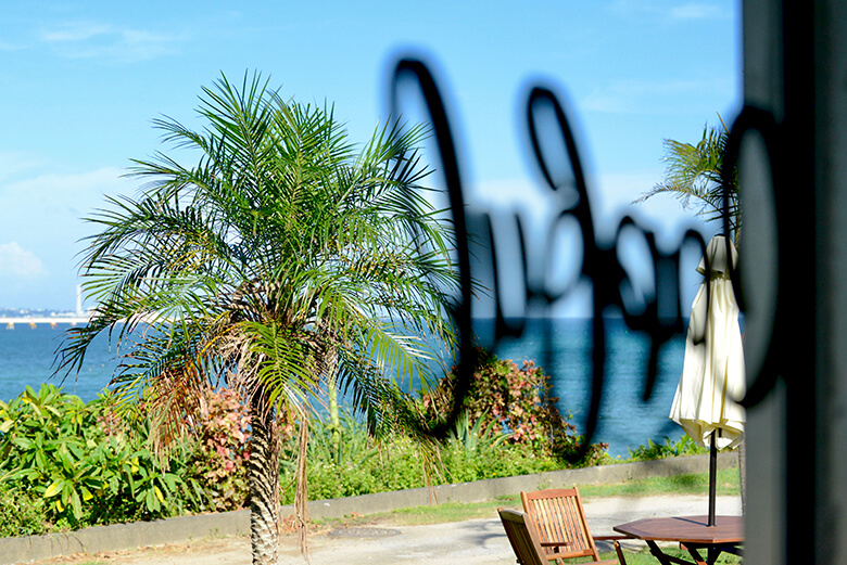 Capful（キャプフル）｜ガラス越しの海