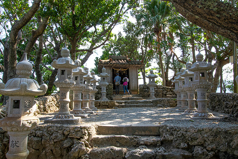 川平湾(かびらわん)|お堂を参拝する男女