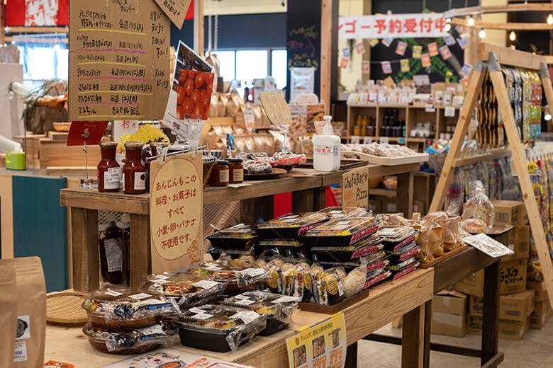 ハッピーモア市場|お弁当やポーク卵おにぎり、パンなどが並んだテイクアウトコーナー