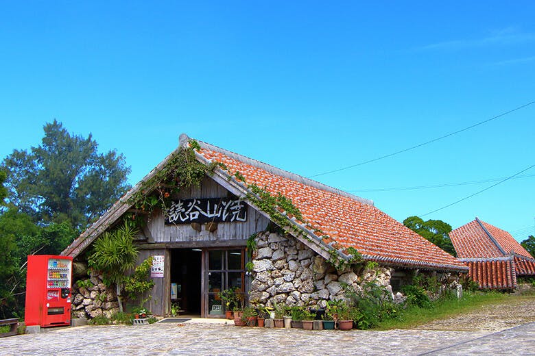 やちむんの里｜読谷山窯共同売店の外観