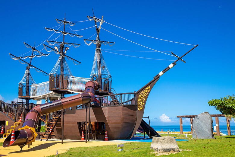 アラハビーチ｜アラハビーチに座礁した英国船のインディアン・オーク号を実寸大で再現した大型遊具