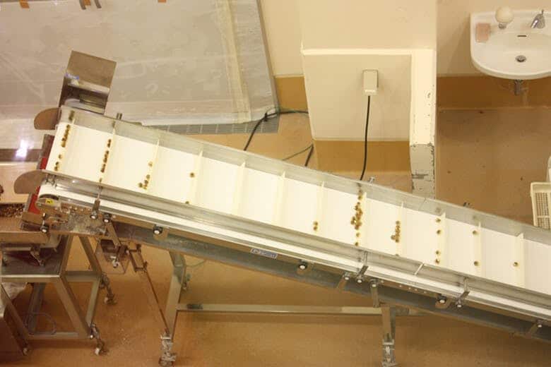 上間商店｜キャンディー工場内の様子