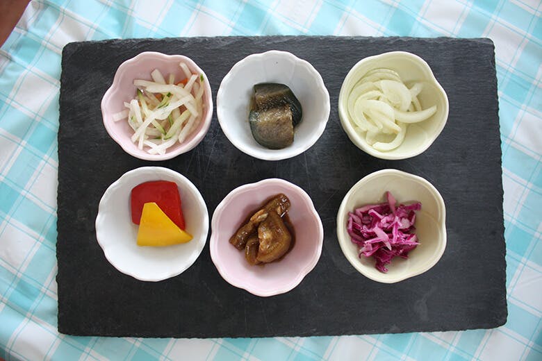 地元キッチン｜すべての料理メニューについている6種の小鉢
