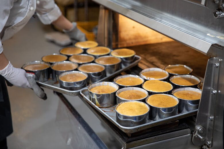 プーゾチーズケーキセラー|焼きあがってオーブンから出されるチーズケーキ