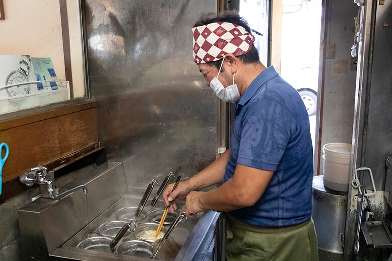 3丁目の島そば屋|調理している男性