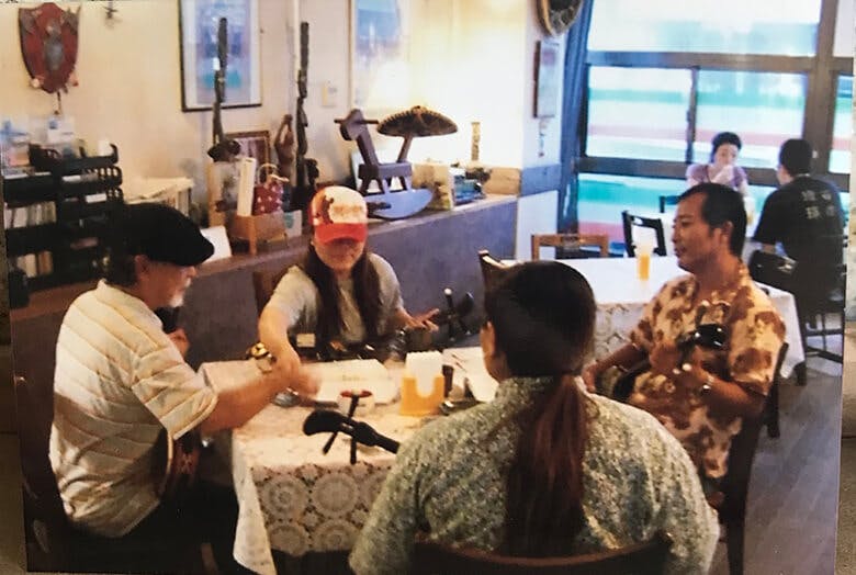 タコス専門店メキシコ｜常連客と三線を楽しむ先代オーナー